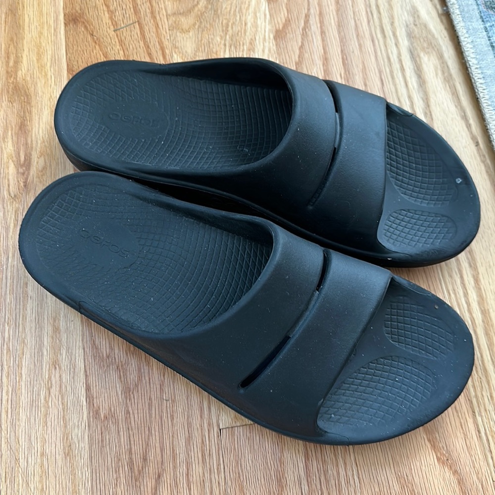 Oofos slides women’s 12 men’s 10